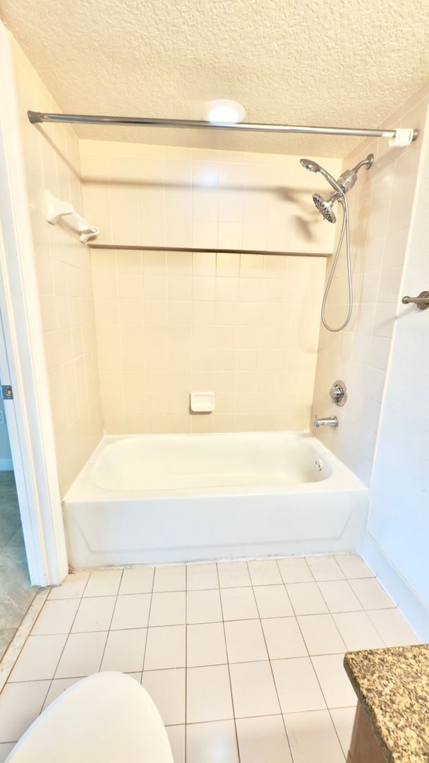 Building Photo - Beachside One Bedroom Condo with Parking a...