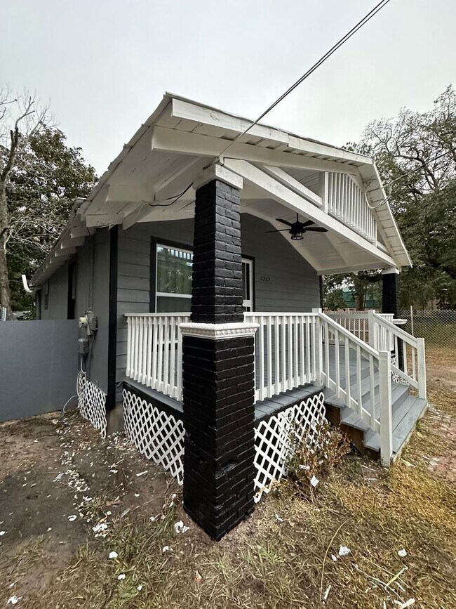 Building Photo - Fully Renovated 3/1 Single Family House Av...