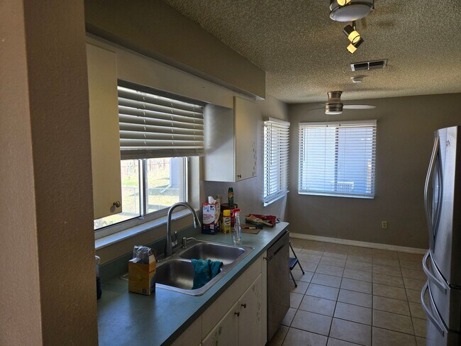 Building Photo - Your Perfect Home Awaits!