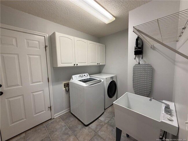 Building Photo - 995 Greenbriar Dr