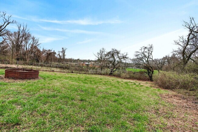 Building Photo - 10261 Imperial Dr