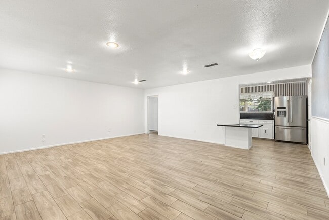 Building Photo - 1418 Crescent Dr