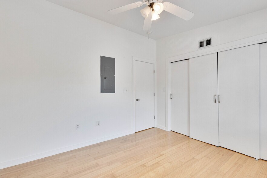 Building Photo - 2200 Dickson Dr