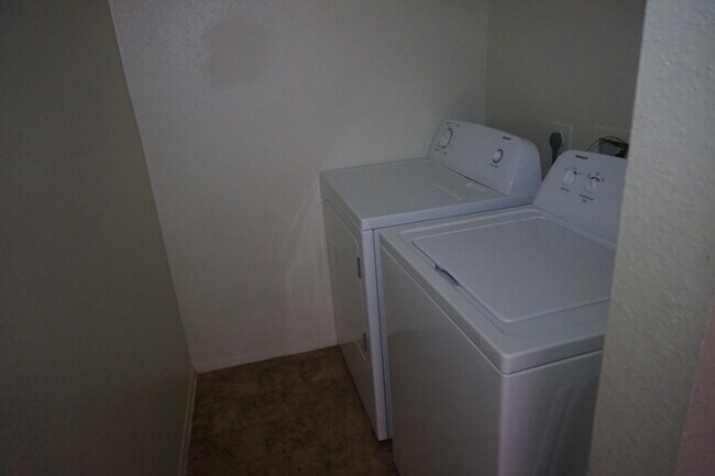 Building Photo - Charming 2 bed 1.5 bath Phoenix townhouse