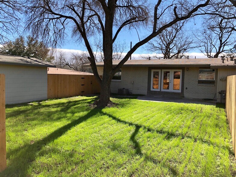 Private backyard! - 717 Oblate Dr