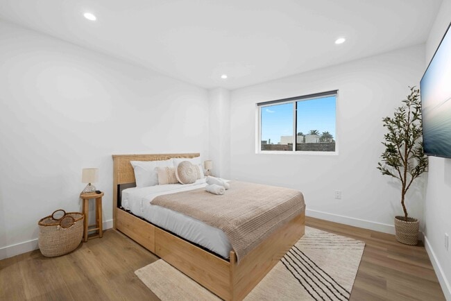 Building Photo - RECENTLY BUILT TOWNHOME | 4 BED 5 BATH | GARAGE