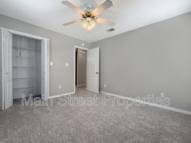 Building Photo - 2121 Pin High Dr