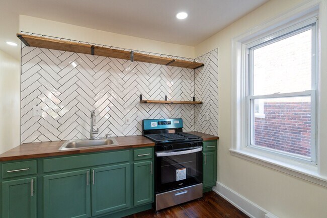 Building Photo - 5003 Pine St