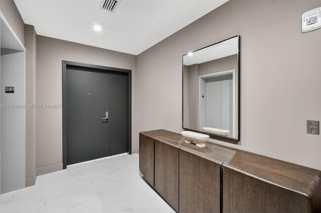 Building Photo - 700 NE 24th St