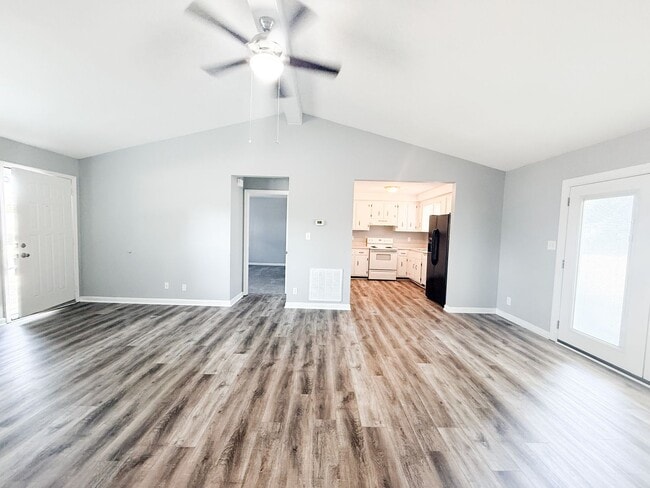 Building Photo - 3 Bedroom 2 Bathroom Home!