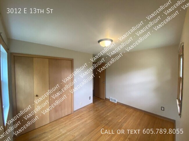 Building Photo - 3012 E 13th St