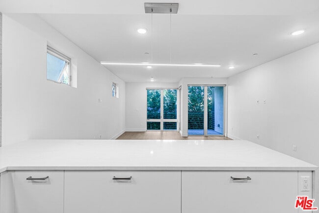 Building Photo - 2000 Beachwood Dr