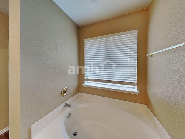 Building Photo - 432 Round Rock Rd