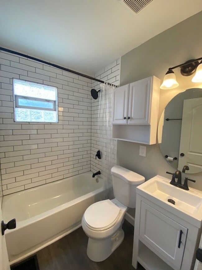 Building Photo - Charming 3-Bedroom Home in Clintonville!
