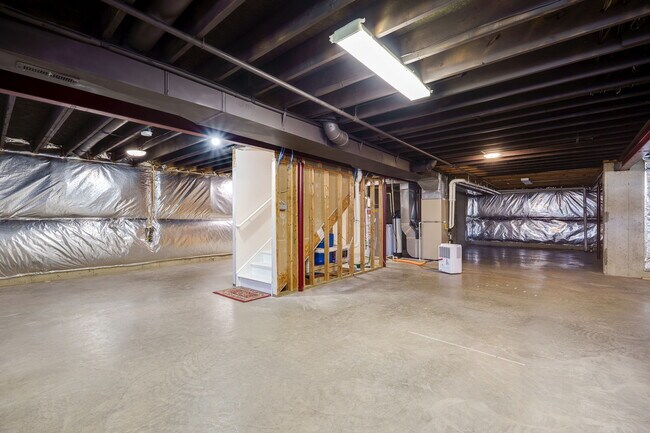 Building Photo - 2233 Oakbrook Blvd