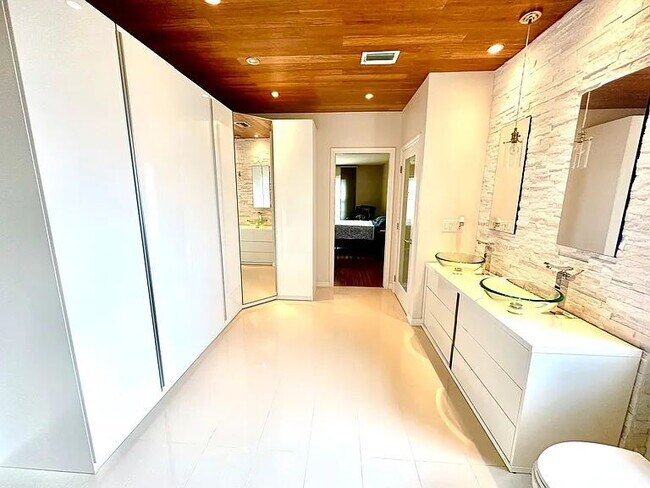 Building Photo - Luxury Updated Pool-Style Retreat on Quiet Cul-de-Sac