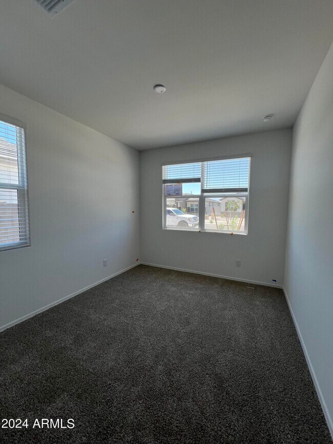 Building Photo - 15618 W Desert Hollow Dr