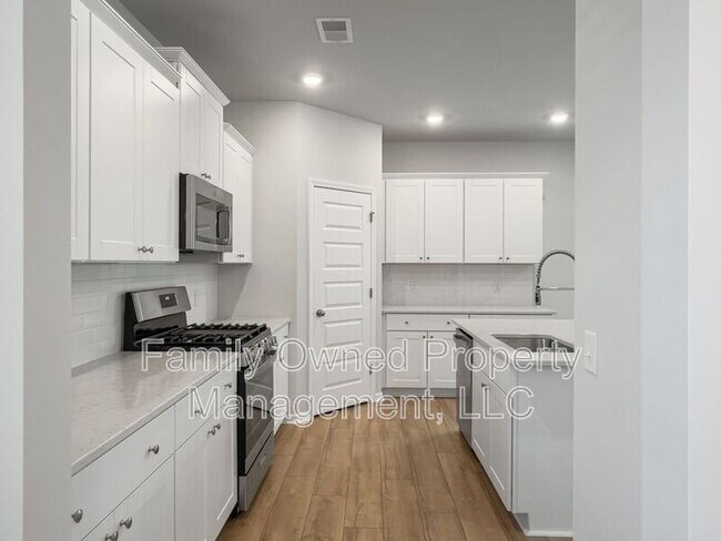 Building Photo - 2048 Longhorn Ln