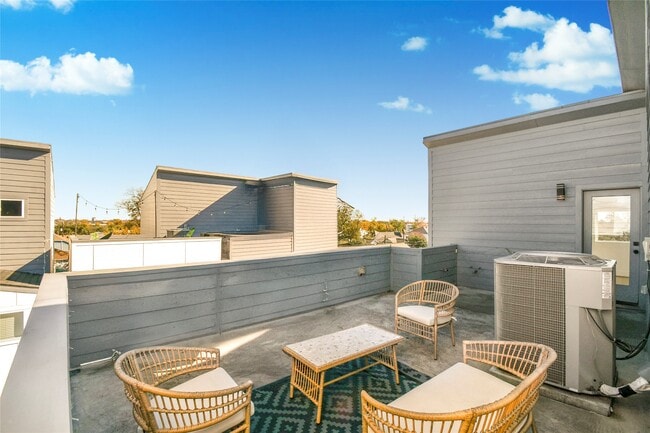 Building Photo - 208 N York St