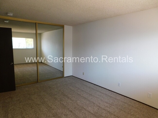 Building Photo - Orangevale 2bd/1ba Duplex with Garage