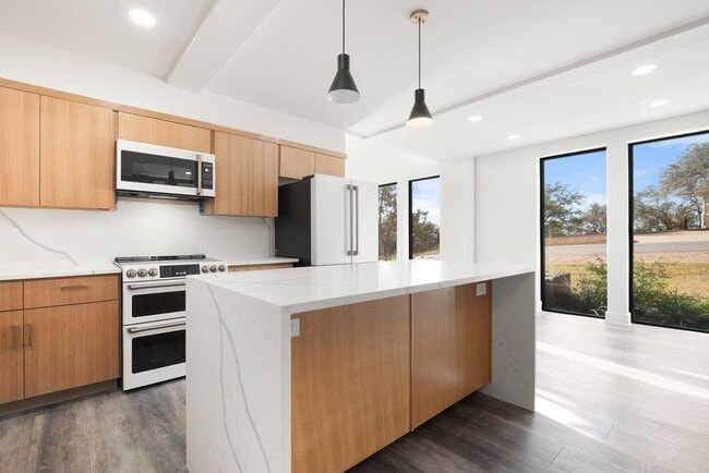 Building Photo - 8610 Grandview Dr