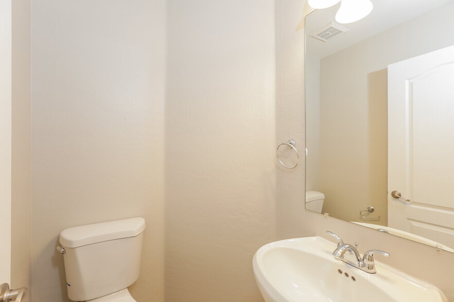 Building Photo - 113 E Windsong Dr