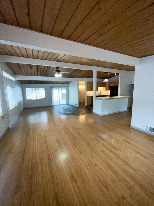 Building Photo - 3070 NW Paul Benjamin Rd