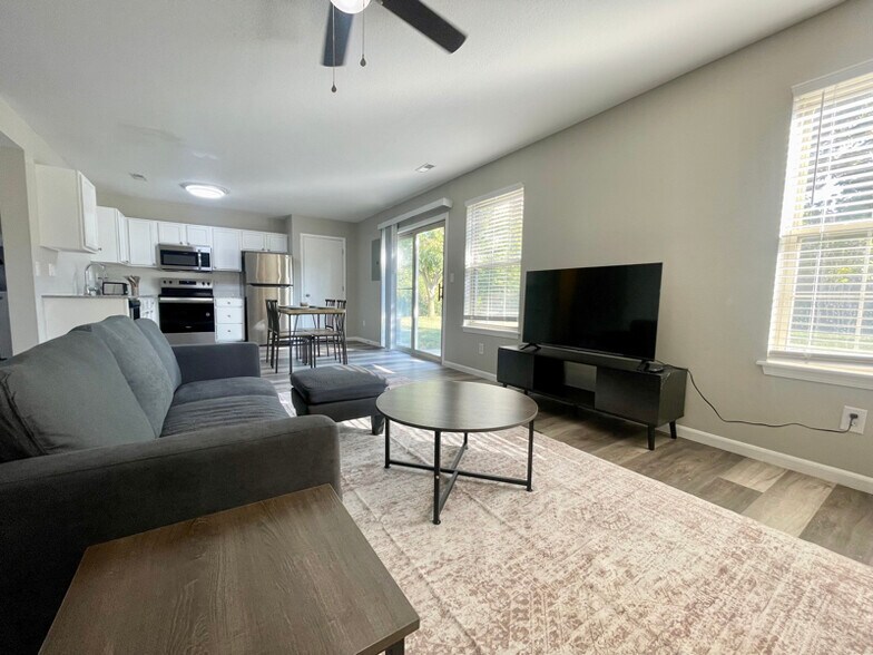 Building Photo - 210 White River Dr