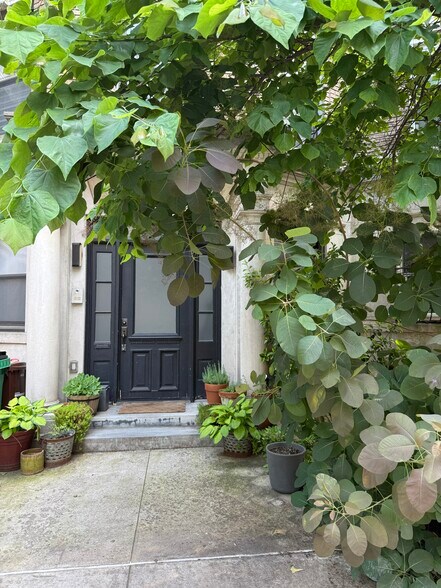 Main entrance - 1160 Union St