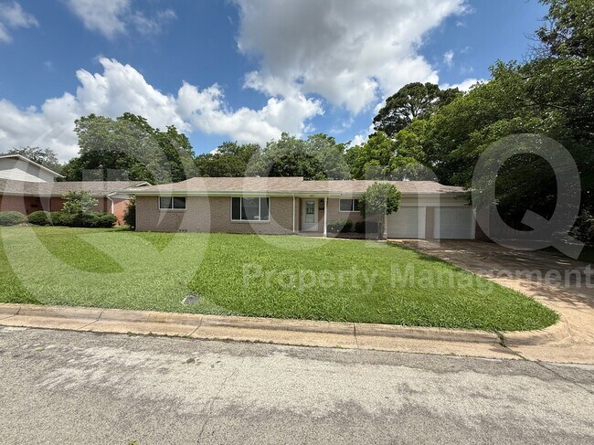Primary Photo - 1511 University Dr