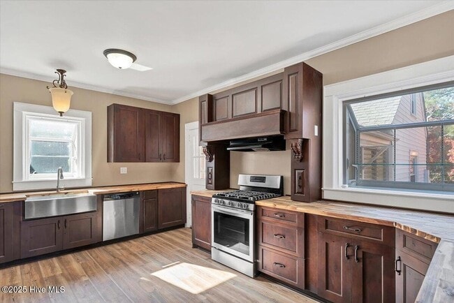 Building Photo - 300 Dogwood Ln