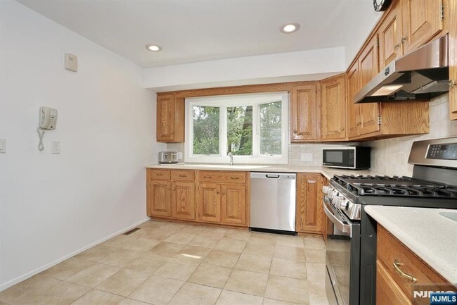 Building Photo - 253 Jeffer St