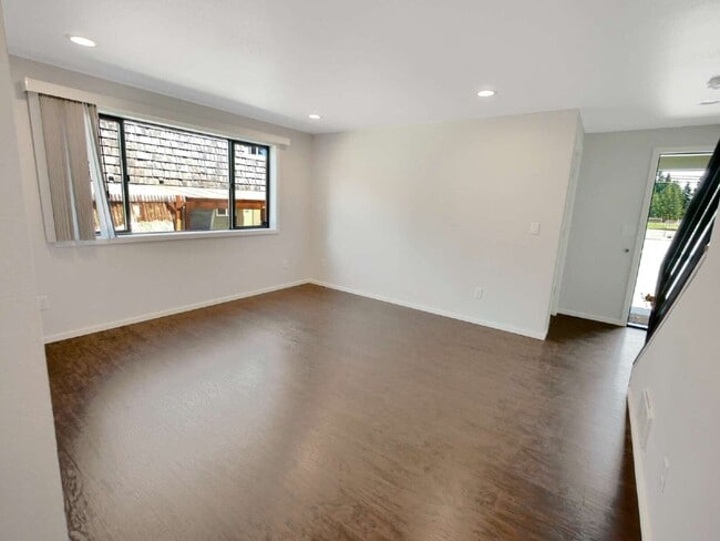 Building Photo - Rare Edmonds duplex now available! This side-by-side townhome-style unit features 2 bedrooms, 1.5...