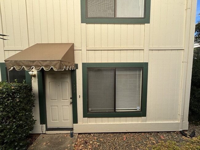 Building Photo - Well maintained condo close to city amenities and Lyon's Park!