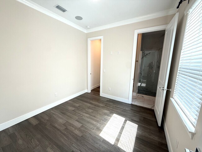 Building Photo - W McElroy Ave #3