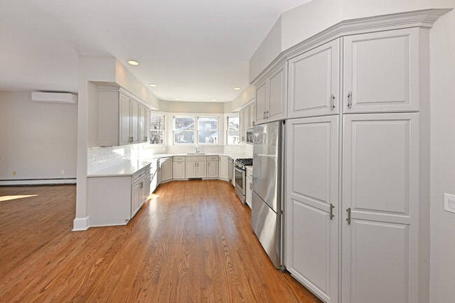 Building Photo - 62 Elm St