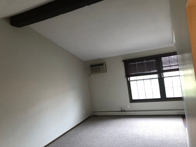 Building Photo - Spacious 2 bedroom in Hopkins!