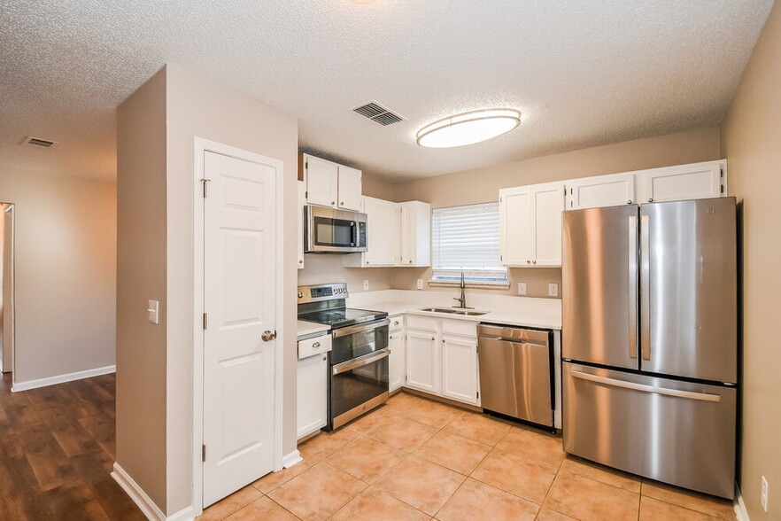 Building Photo - 11180 Barbizon Cir E