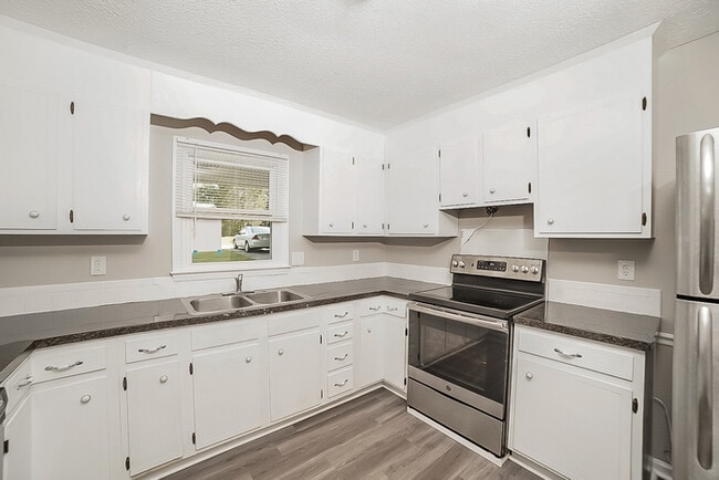 Building Photo - 1670 Village Pl