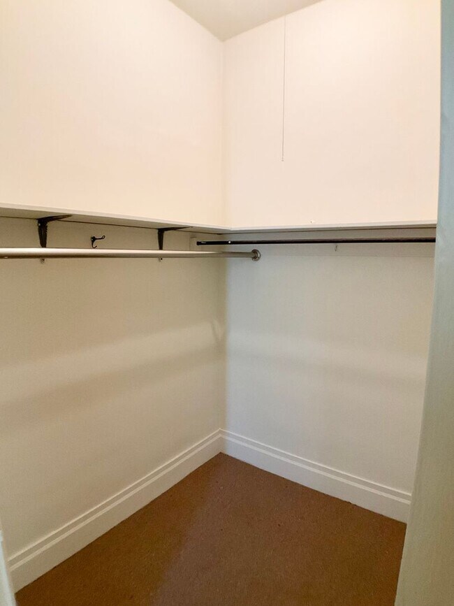 Building Photo - TOP FLOOR 4/2. In-Unit Laundry! Dishwasher...