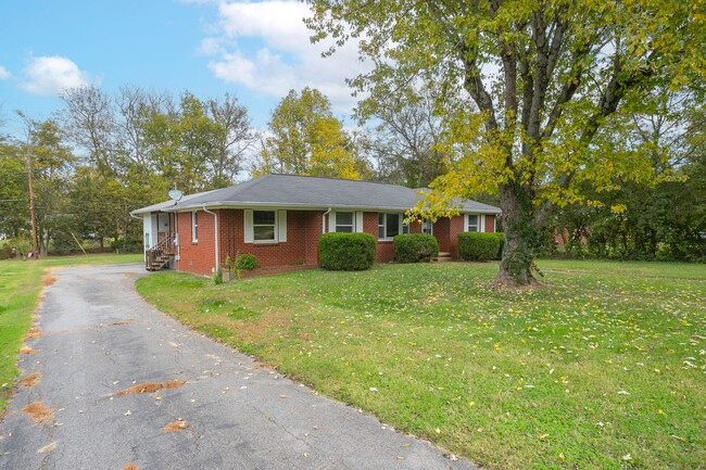 Building Photo - 208 Hillcrest Dr