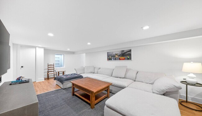 Building Photo - 24 Lilla Ln