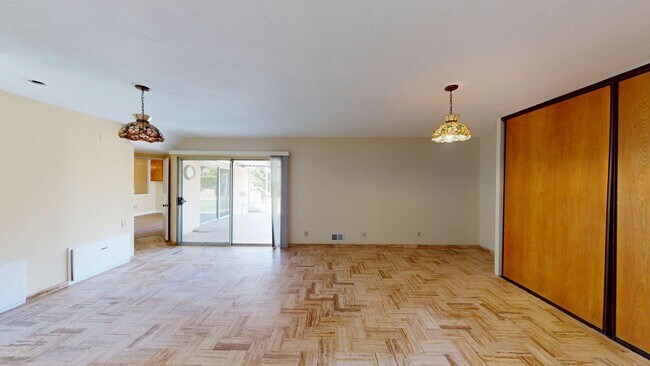 Building Photo - Newly Remodeled Spacious 4-Bed Home Availa...