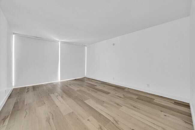 Building Photo - 529 S Flagler Dr