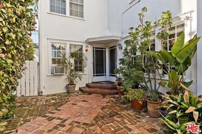 Building Photo - 441 1/2 S Palm Dr