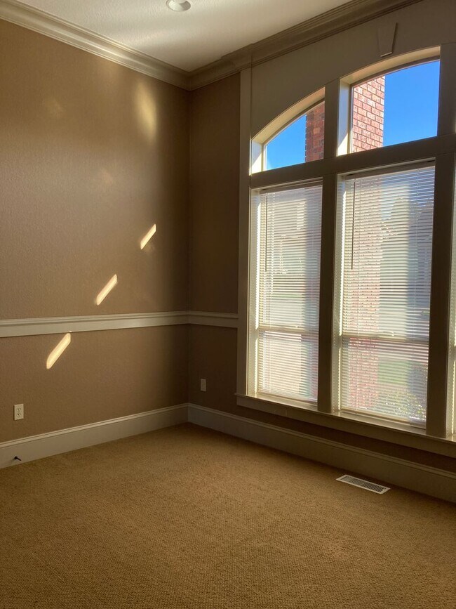 Building Photo - West Meadows Estate 2-Story Home in Salem