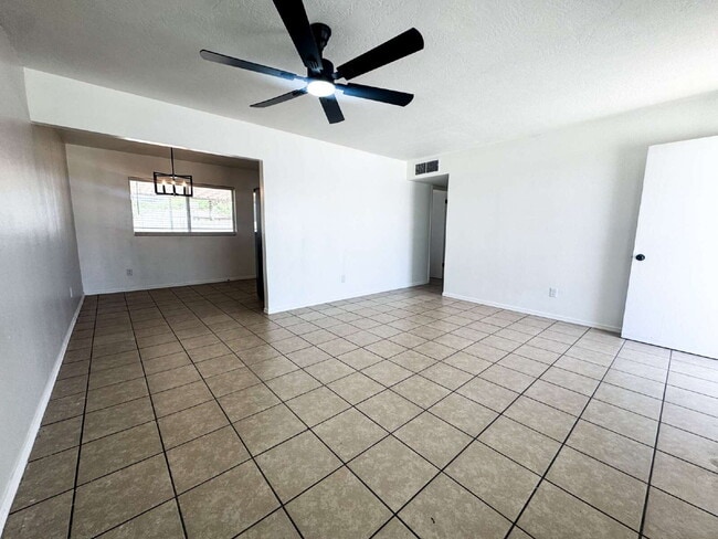 Building Photo - Cozy 3-Bed Oasis in Yuma's Heart