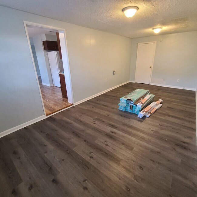 Building Photo - Charming Three Bedroom One Bathroom House ...