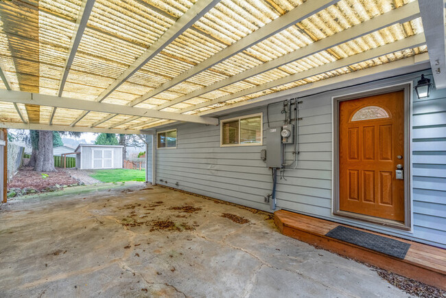 Building Photo - LARGE FOUR BEDROOM HOME WITH TWO KITCHENS