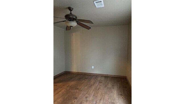 Building Photo - 10910 Shady Oaks Dr